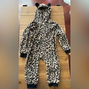 Toddler leopard zip up onesie size 3T 
Excellent used condition